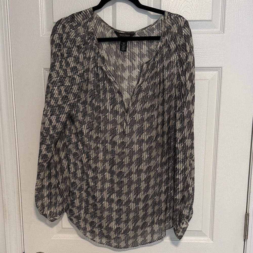 White House Black Market Black & White with Gold Threads V-Neck Blouse